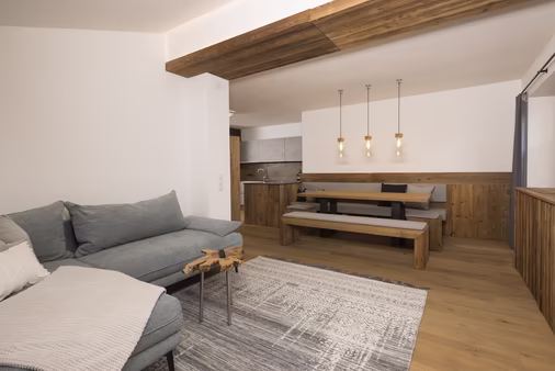 Wohnzimmer und Essbereich Appartement Top 10 © Matthias Sedlak