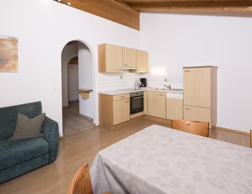 Wohnzimmer mit Küchenzeile Appartement Top 4 © Matthias Sedlak